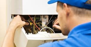 Profissional assinando contrato de manutenção